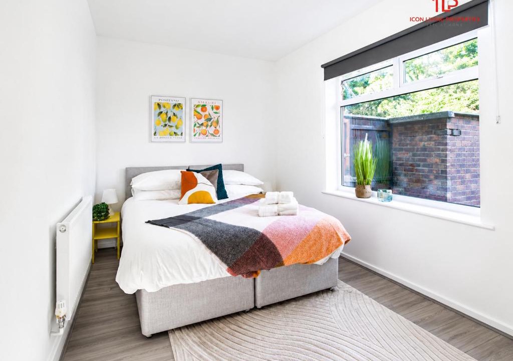 St Helens House | Contractor-Friendly 4BR House, Liverpool, Sleeps 7, Fast WIFI