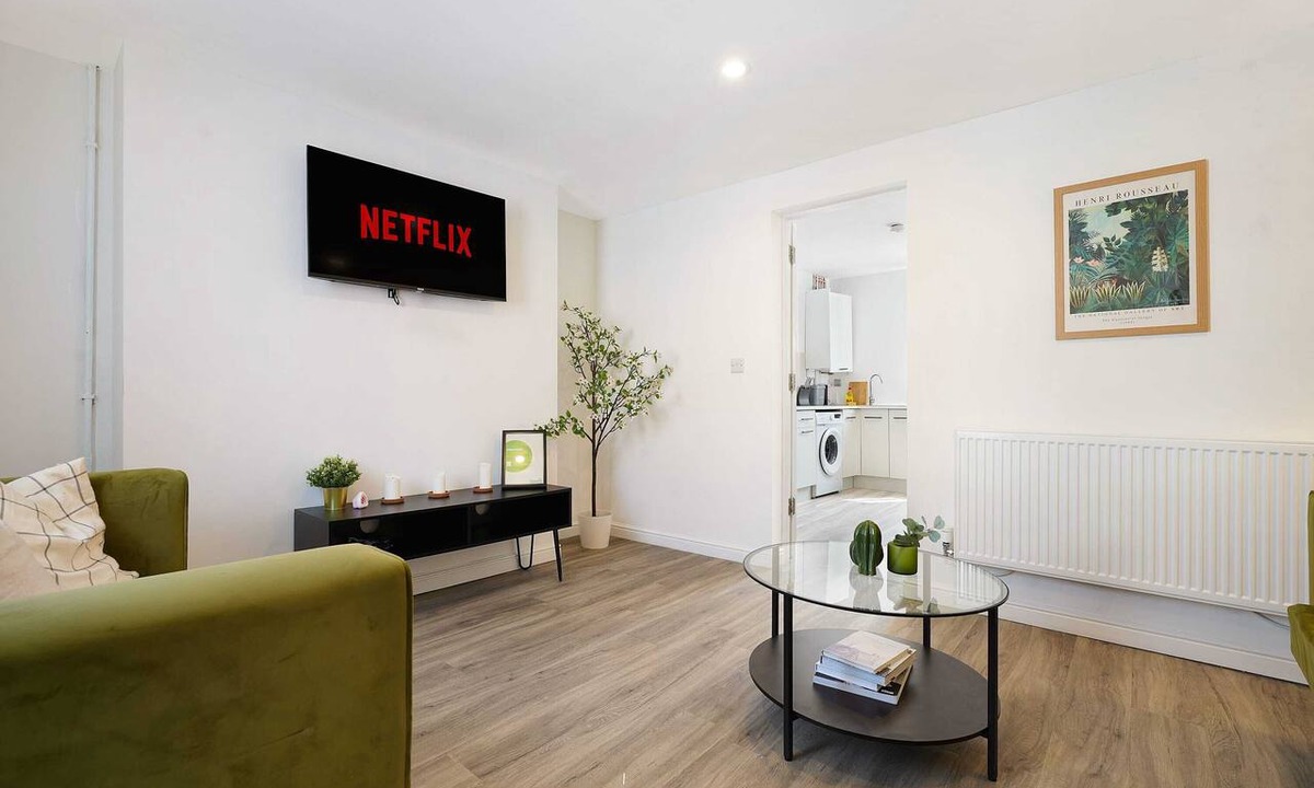 North Bitchburn House | Contractor friendly2BR Great Wi-Fi by Stay With Us