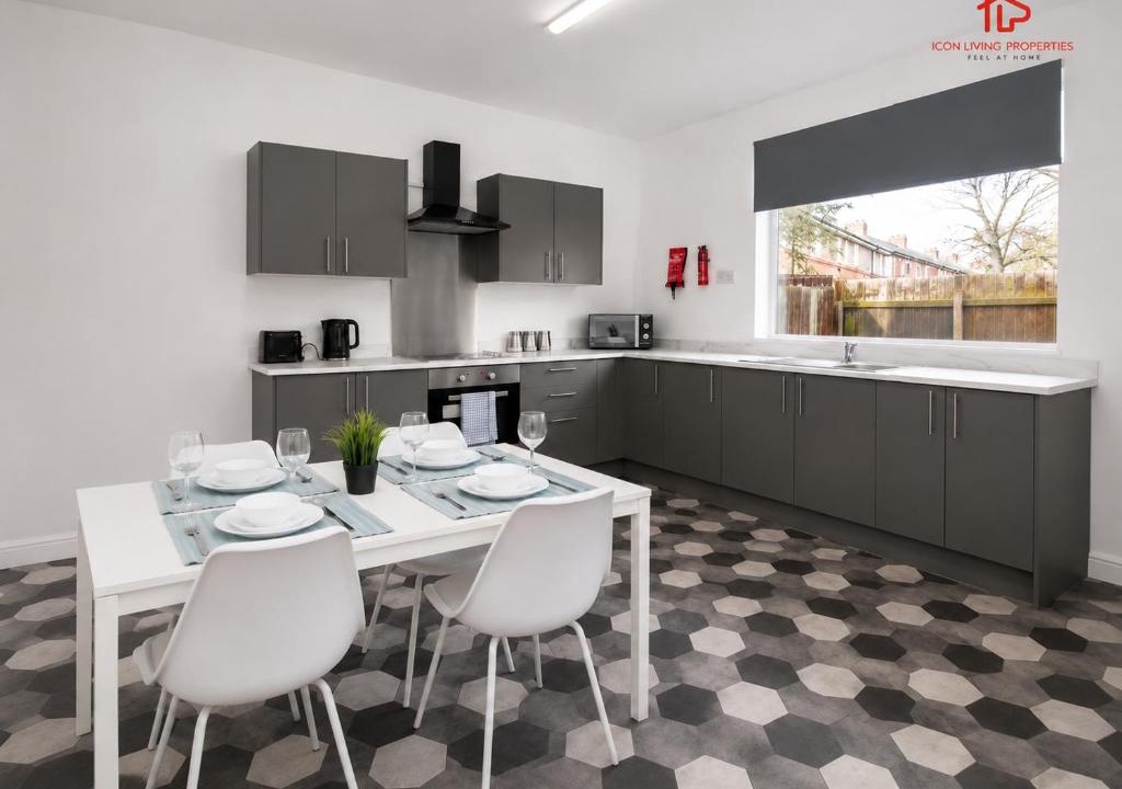 Blyth House | Contractor House Blyth - Comfortable 4BR Stay in Blyth, Sleeps 8, Fast WIFI