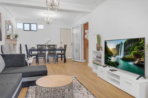 Wraysbury House | Contractor House - Heathrow & M25, Parking, Wi-Fi