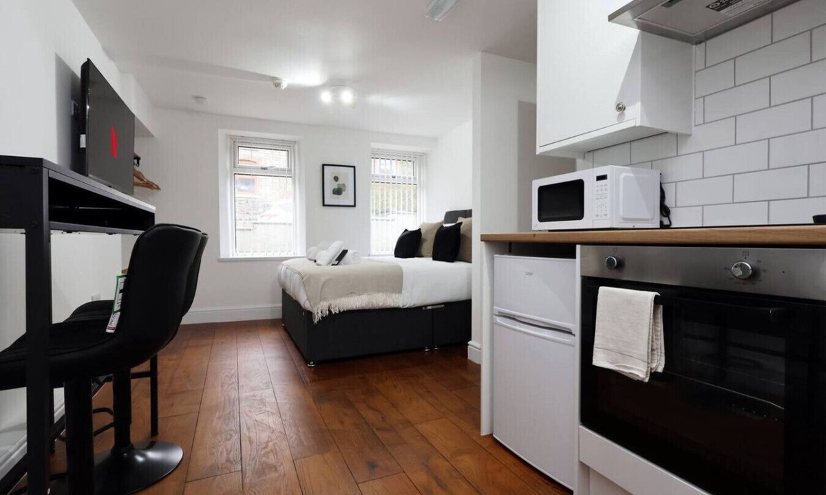 Margam Apartment | Contractor Studio Parking Smart TV & Kitchen