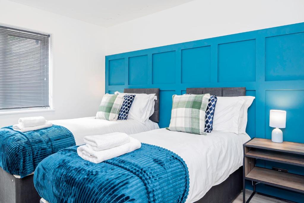 Basingstoke House | Contractors 8 Beds 3 Bath Parking Monthly Discount