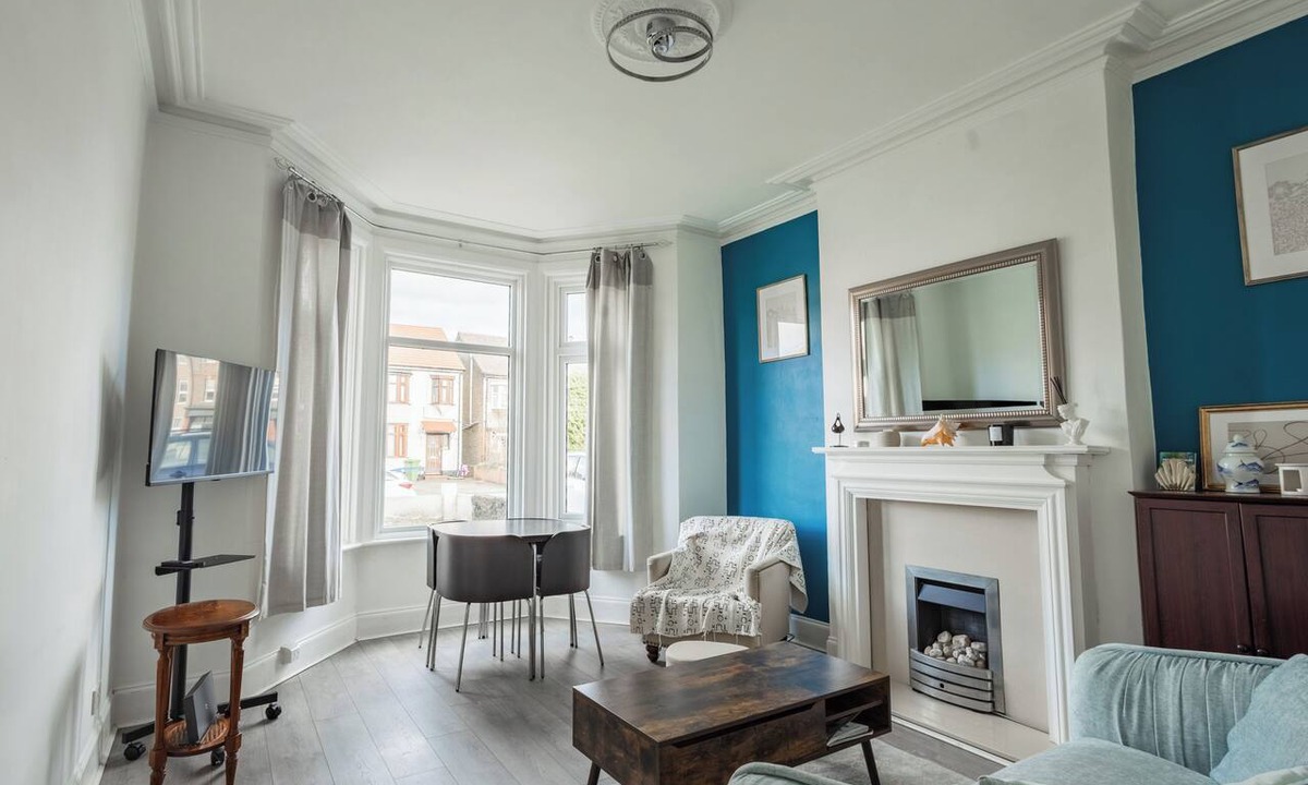 Brooklands Apartment | Convenient 1-Bed Flat Near Queen’s Hospital with High Speed Wifi