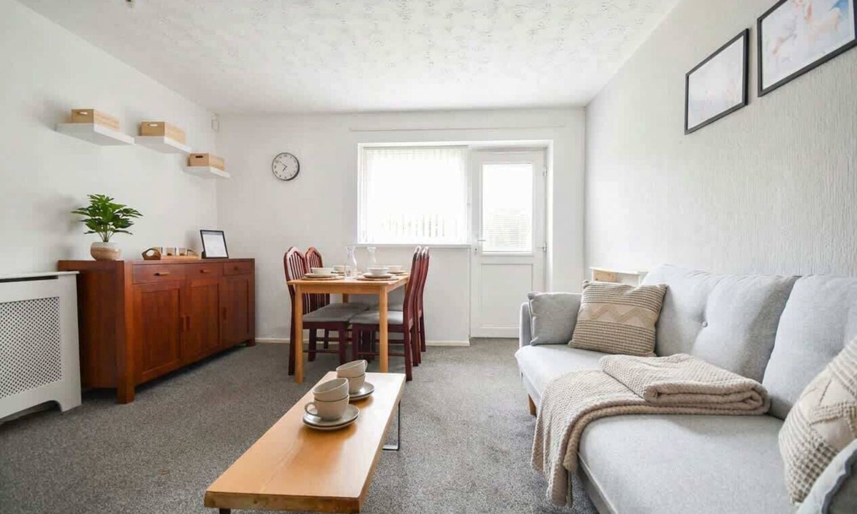 Preston Apartment | Convenient 2 Bedroom Apartment in Preston w WiFi