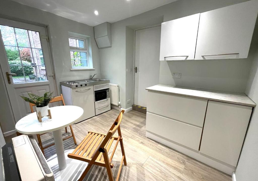 Cambridge Apartment | Convenient Studio near Addenbrookes with Parking