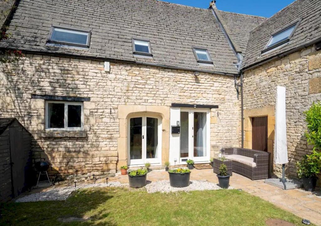 Cheltenham House | Converted 17th century barn with garden parking - Pass the Keys