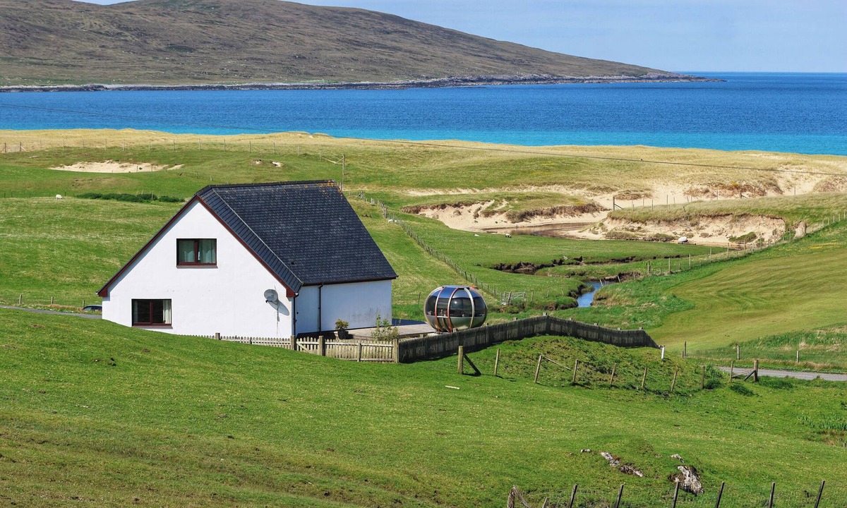 Glen Kyles Cottage | CORNCRAKE COTTAGE, pet friendly, luxury holiday cottage in Leverburgh