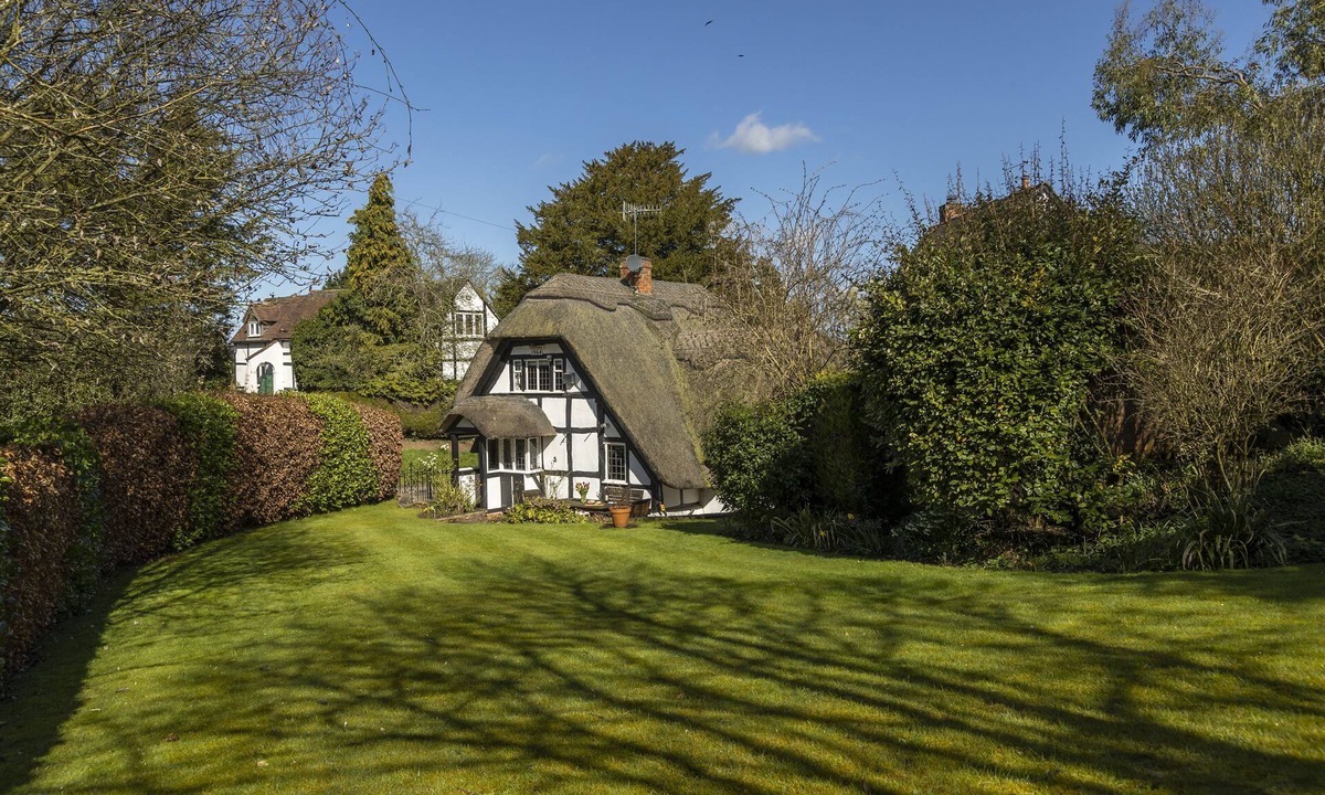 Harvington Cottage | Corner Thatch - Worcestershire, a charming cottage sleeps 4 guests in 2 bedrooms