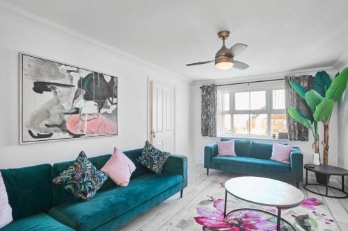 Launceston House | Cornish Haven - Spacious 4BR with WiFi & Parking