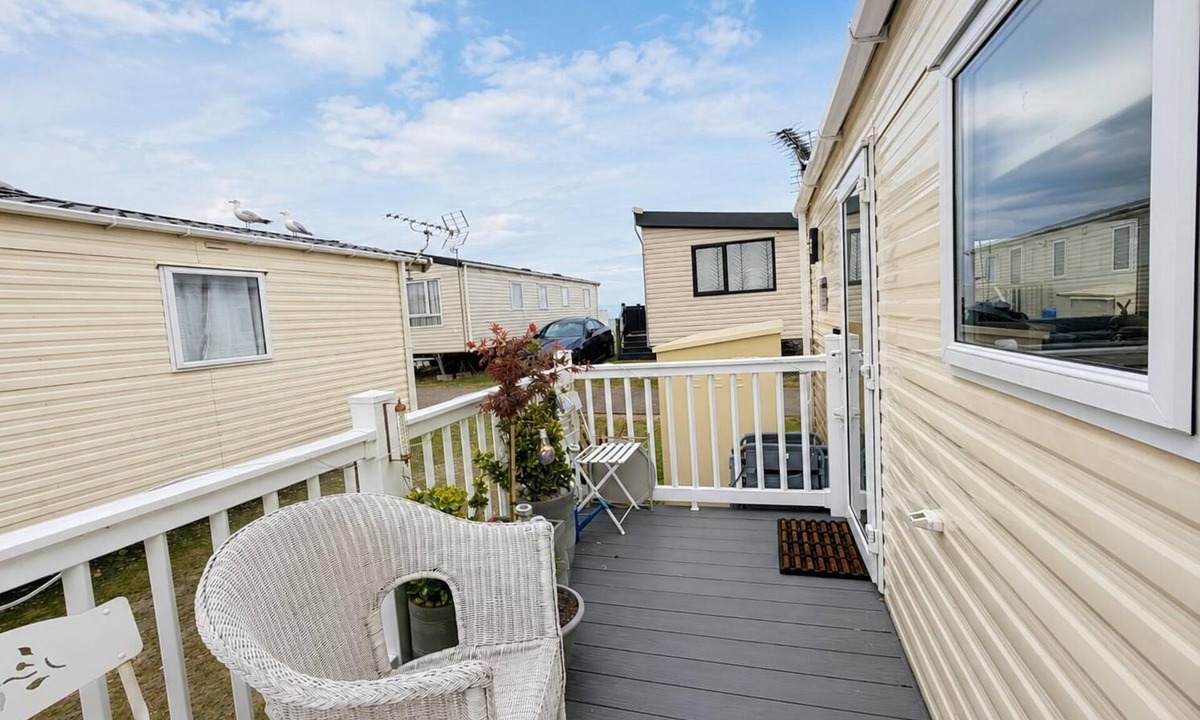 Kessingland House | Cosy 6 berth caravan with side decking at Kessingland Beach, Suffolk ref 90031SV