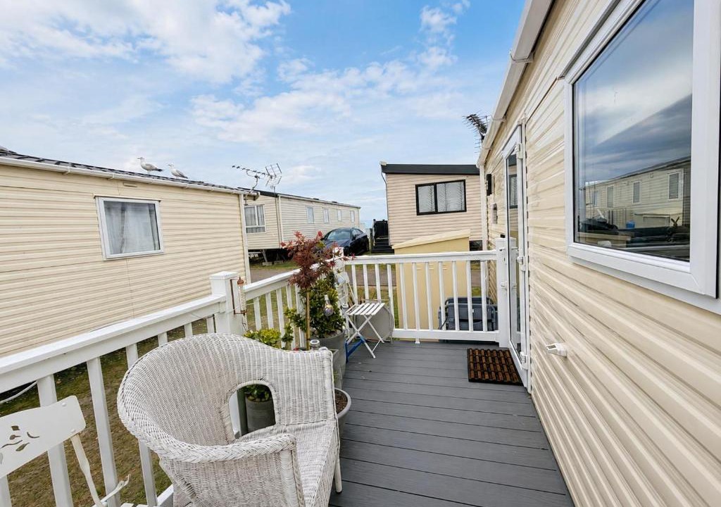 Kessingland House | Cosy 6 Berth Caravan With Side Decking At Kessingland Beach, Suffolk Ref 90031Sv