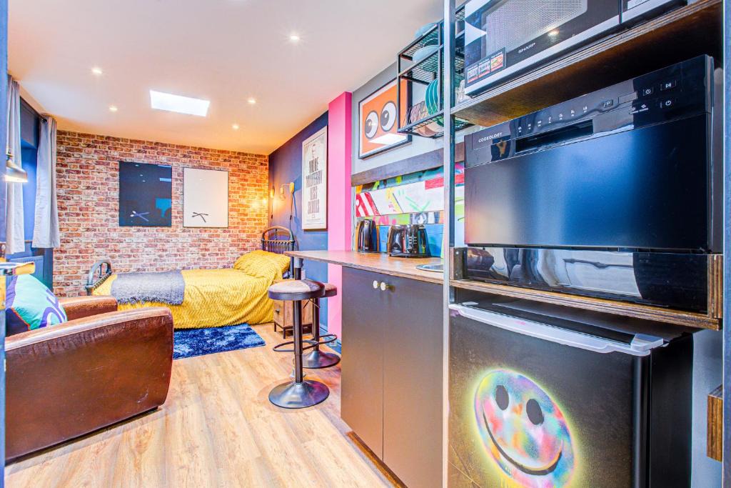 Westcliff-on-Sea Apartment | Cosy Studio flat near hospital - Pass the Keys