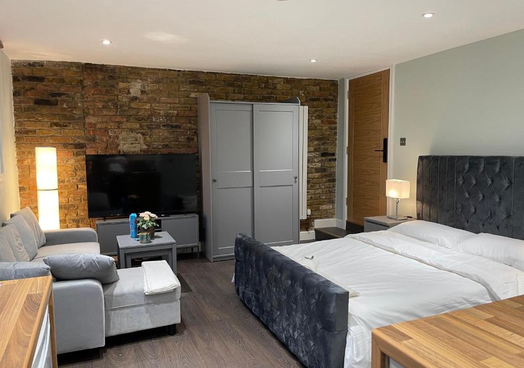 Fulham Broadway Apartment | Cosy Studio Flat with Balcony in Heart of London