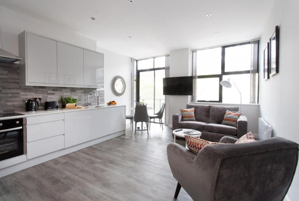 Central Milton Keynes Apartment | Cotels 7Zero1 Aparthotel - Unique Apartment building with friendly Reception - Pet Friendly - Private Garden Area