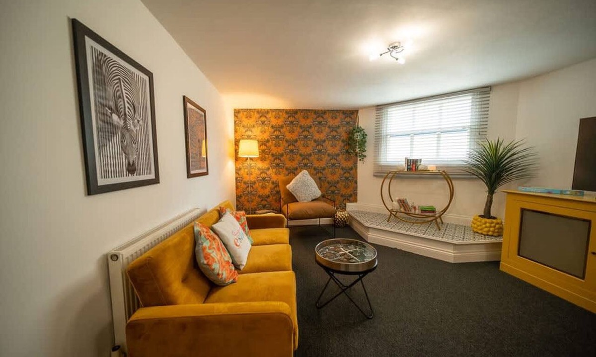 Cirencester Apartment | Cotswolds 2Bed 1 Bath Historic Flat Very Central