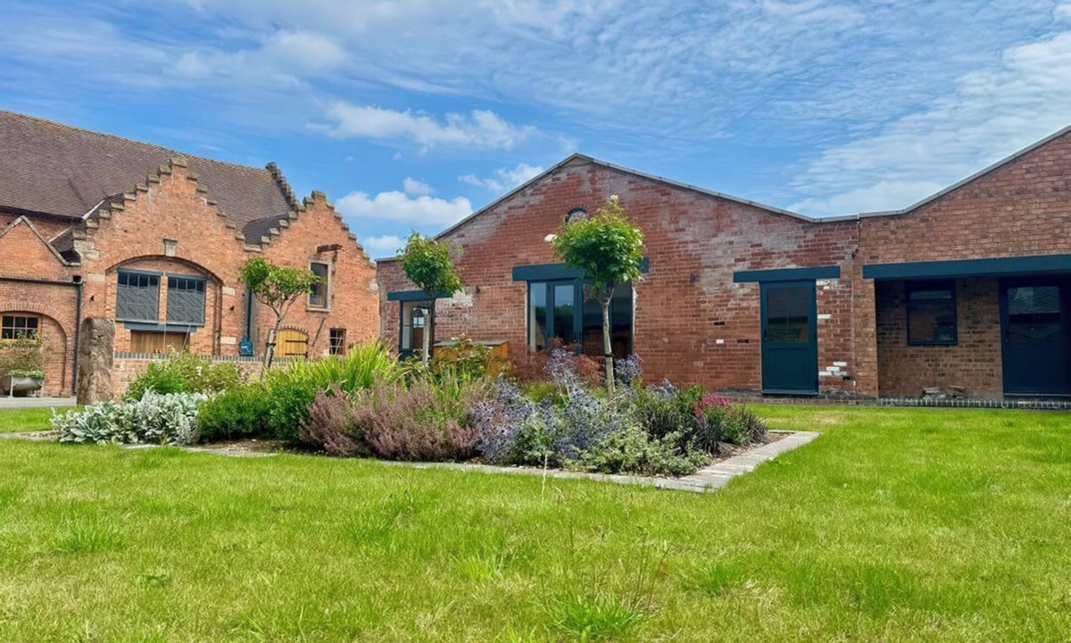 Ashbourne Cabin | Courtyard View, Ashbourne