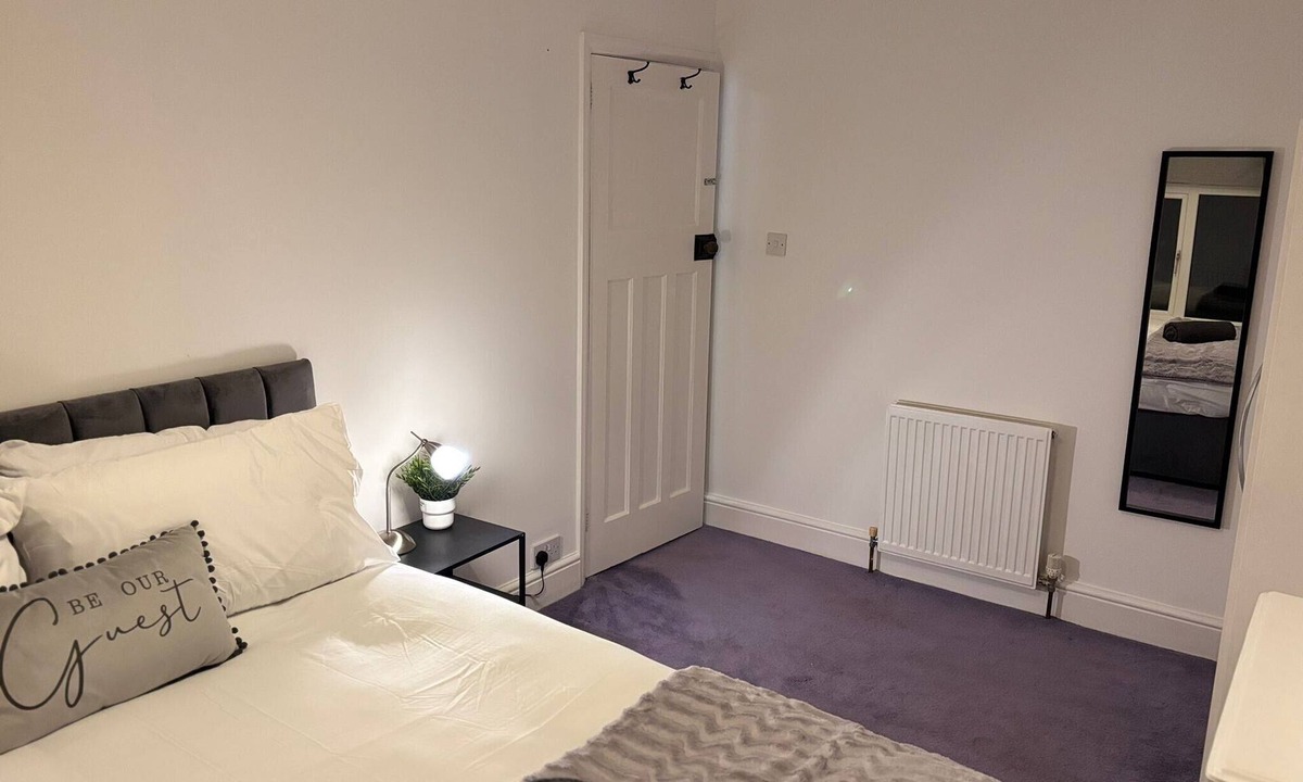 Wolverhampton House | Cozee 2-bed nr New Cross Hospital