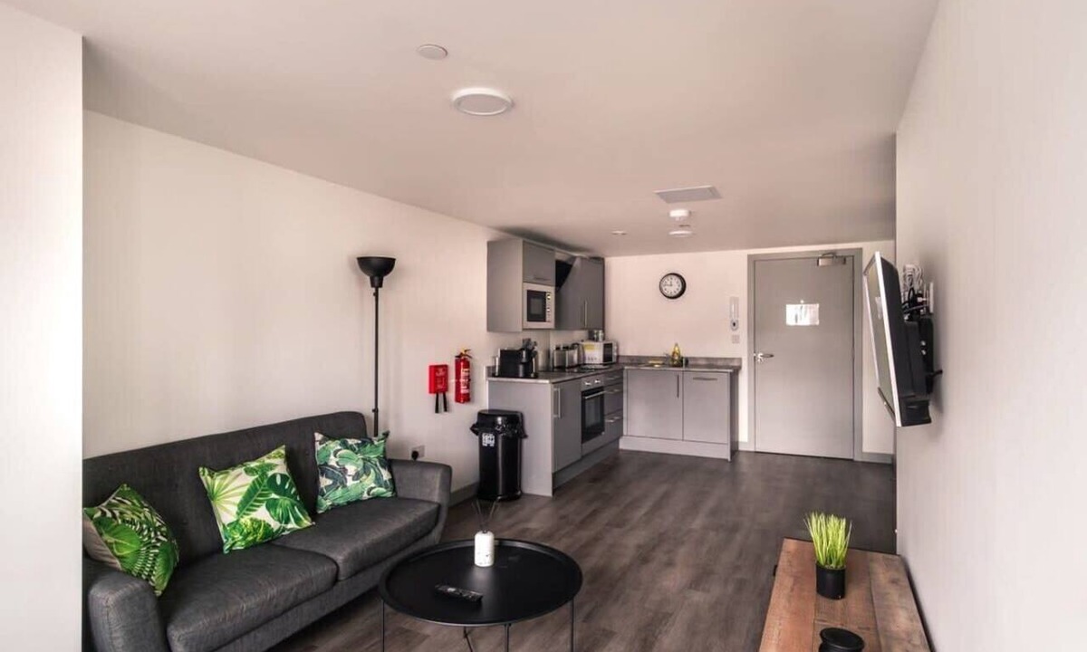 Liverpool City Centre Apartment | Cozy 1-BR | Steps from Liverpool Centre