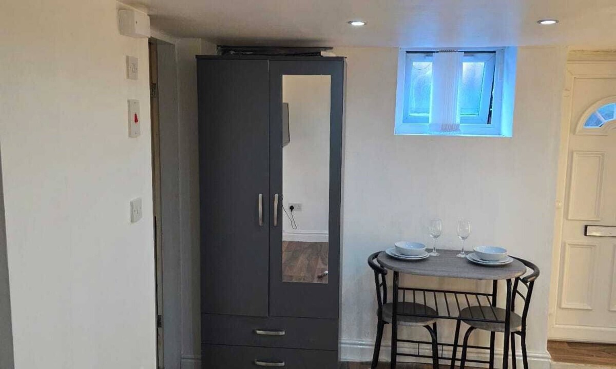 Harehills Apartment | COZY STUDIO FLAT, CENTRAL, PARKING, WIFI AND NETFLIX