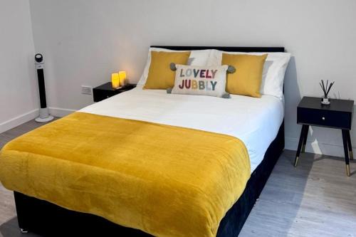 Old Trafford Apartment | Cozy Studio in Manchester M U F C-o2WHP-Lccc-CoOp