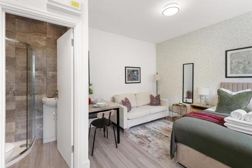 Cray Valley East Apartment | Cozy Studio With kitchen Fast Central London Access