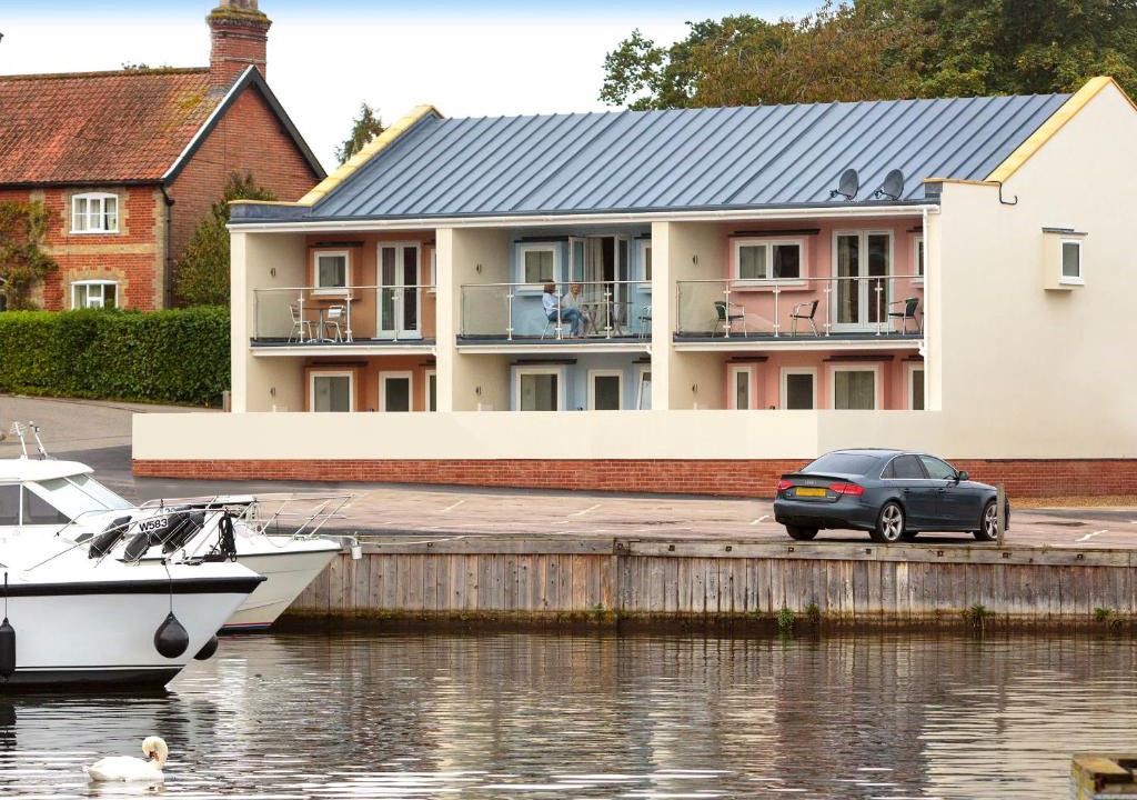 Wroxham House | Crested Grebe - Ukc2109
