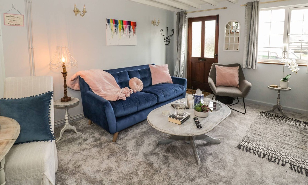 Bretforton Cottage | CROMPTON COTTAGE, romantic, with open fire in Bretforton