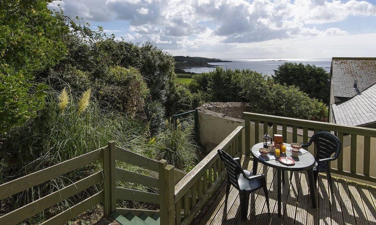Marazion Cottage | Cudden View - Spacious Character Cottage, Sea & Coastal Views, Balcony, Parking
