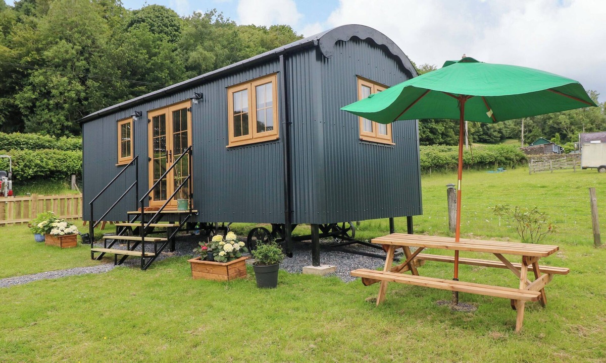 Pentrefelin Cottage | CWTCH 2, pet friendly, with a garden in Llandeilo