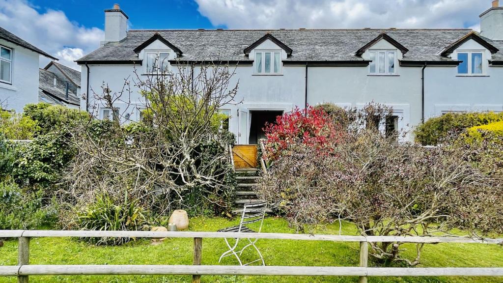 Dittisham House | Damson Cottage - Peaceful location, charming communal orchard & private patio garden
