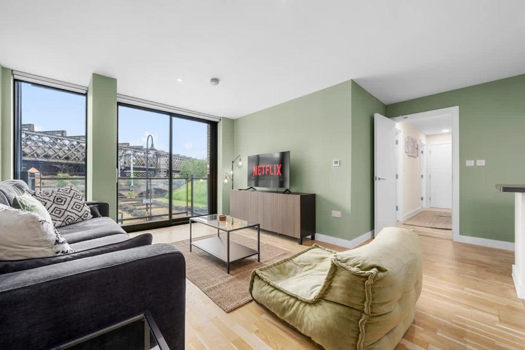 Castlefield Apartment | Deansgate Flat With Free Parking By City SuperHost