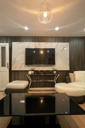 Ashton-under-Lyne House | Decor Dreams - Luxury Family & Business Stay