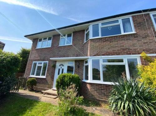 Farnham Apartment | Deluxe Two Double Bedroom Maisonette with Garden