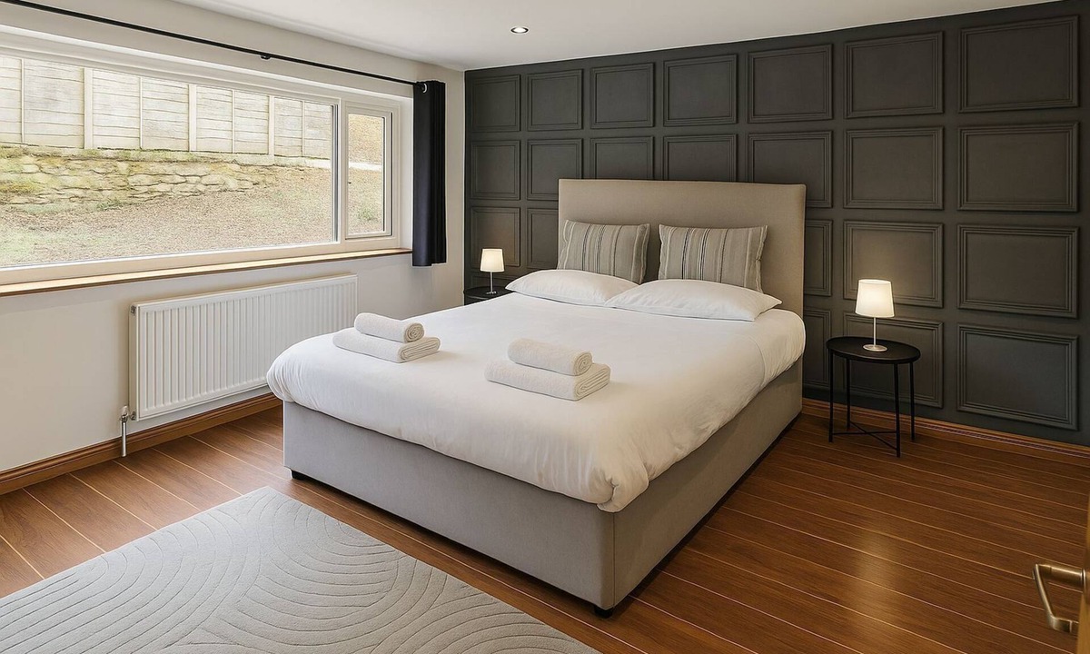 Bury House | Designed for Groups · Stylish 4-Bedroom Home in Summerseat