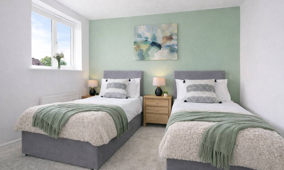 Milton Keynes House | Detached House Driveway Parking Fast WiFi Smart TV Self-Check-In Yoko Property