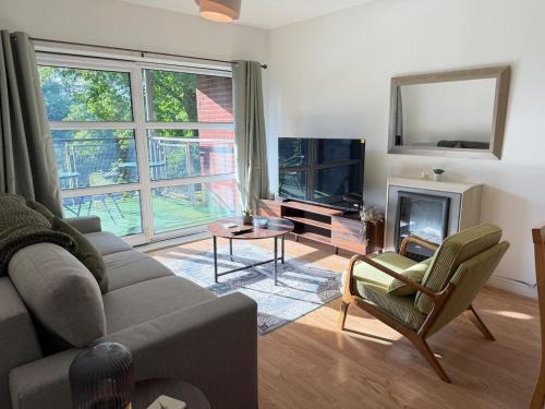 Didsbury Apartment | Didsbury 2-bed with Free Parking & 2 Balconies