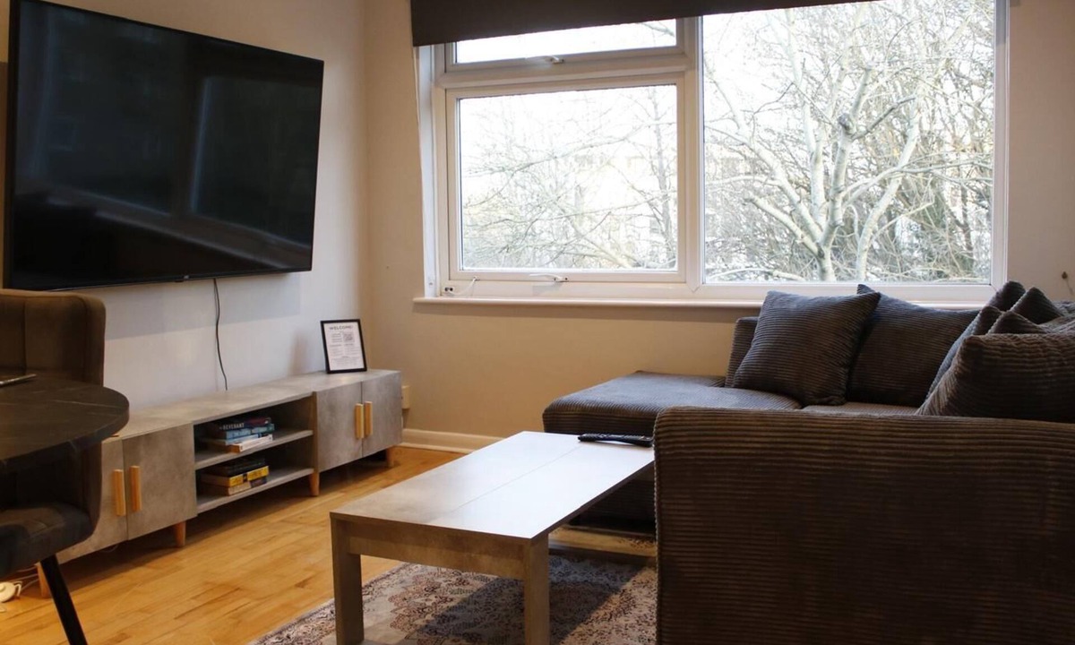 Hemel Hempstead Apartment | Discounted Long Stays | Balcony View | Central Location |