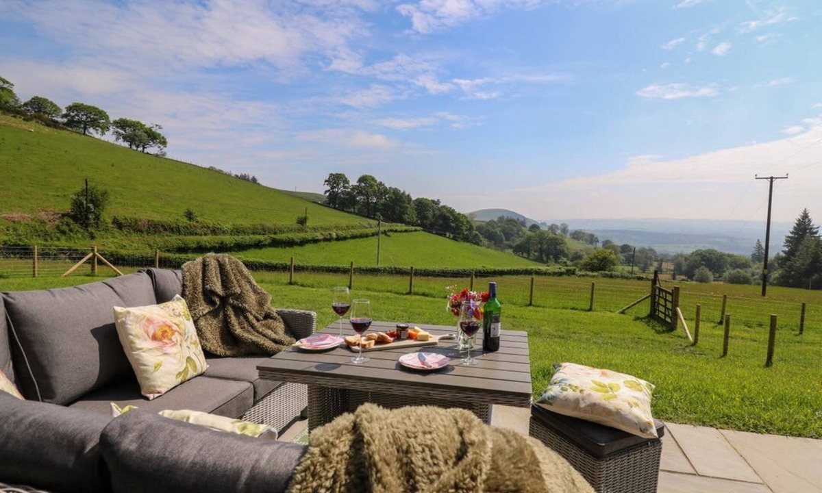 Llandrindod Wells Cabin | Dol Blodau by Newbridge-On-Wye