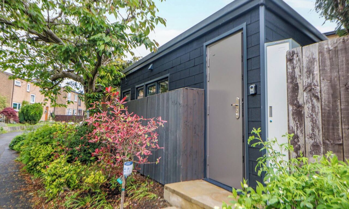 Sheffield Cottage | DORE CABIN, romantic, with a garden in Sheffield