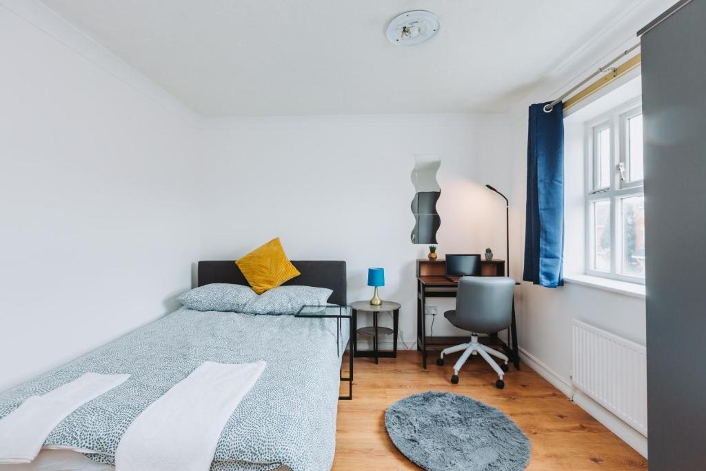 Loxford House | Double Room with Private Bathroom, parking & wifi