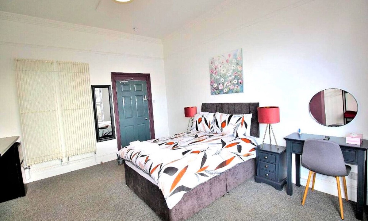 Lincoln House | Double Room with Shared Bathroom - Hamilton