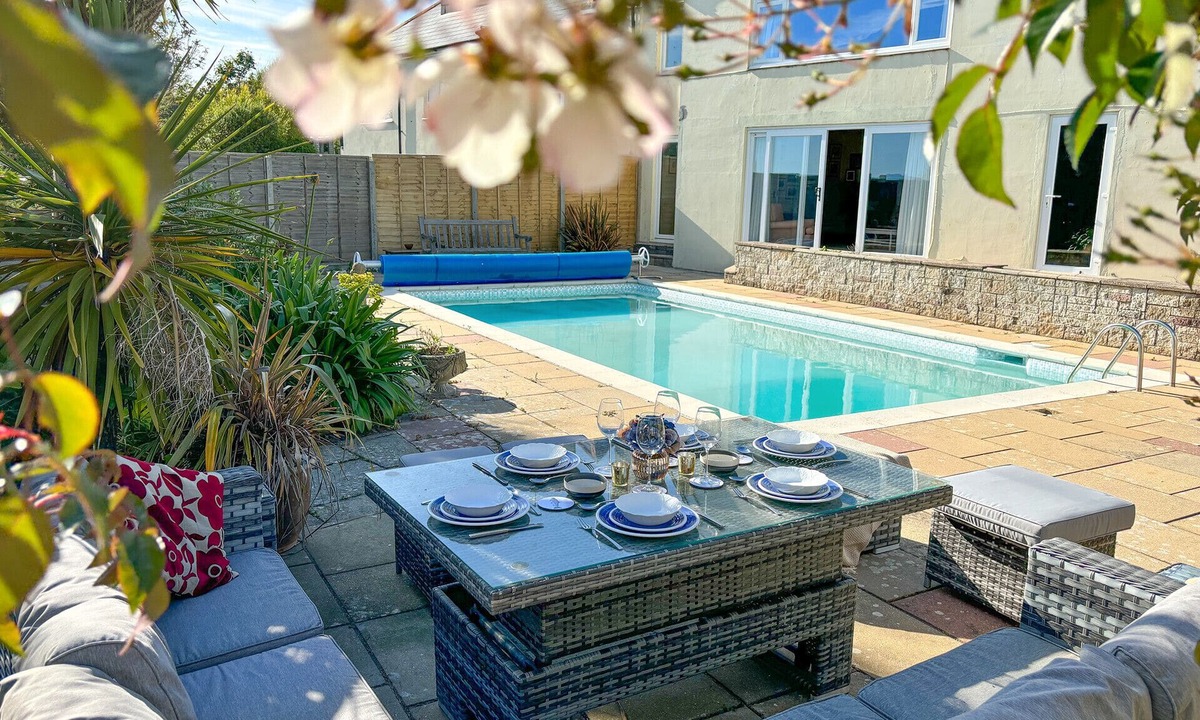 Holworth House | East Creek - Beachside Holiday Home With Pool - Ringstead