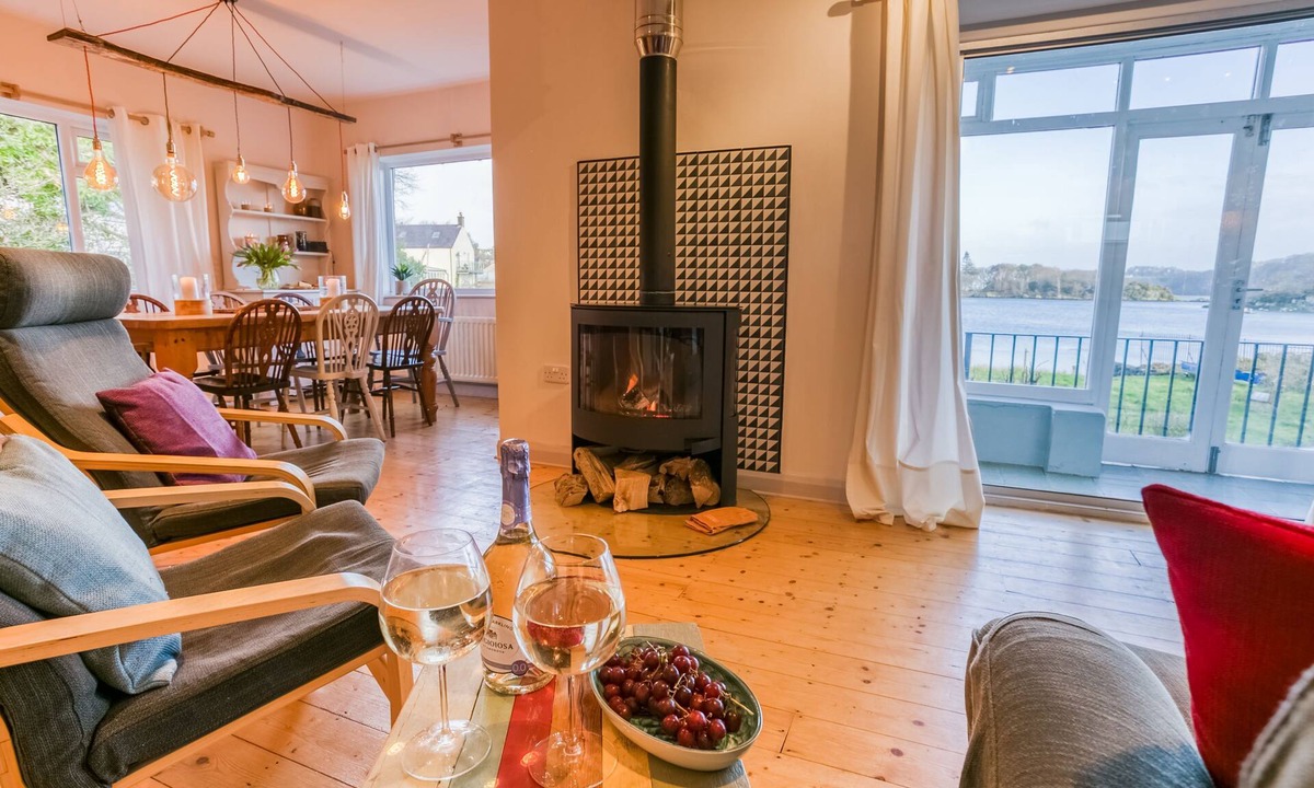 Menai Bridge Cottage | Eigionfa - an on the beach that sleeps 8 guests in 3 bedrooms