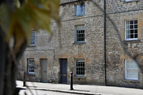 Chedworth House | Elegant Cotswold Cottage in Northleach