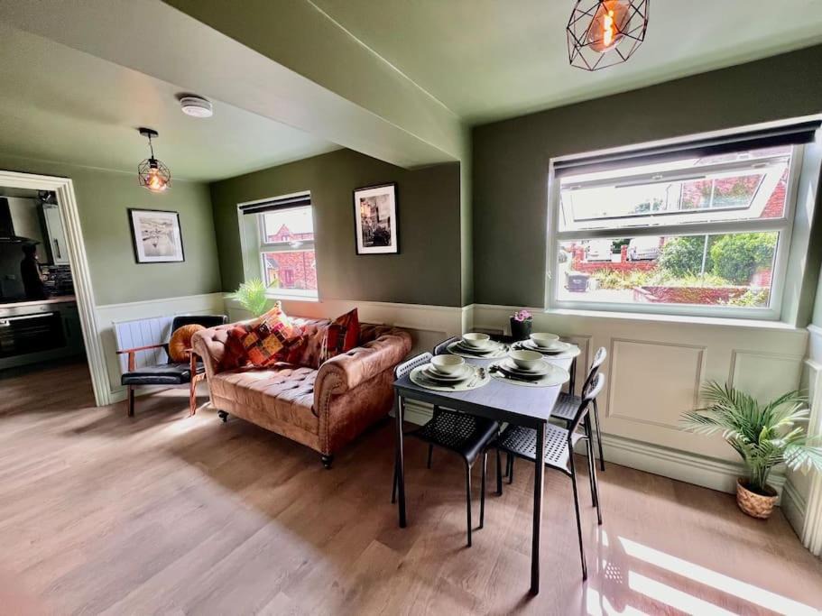 Worcester Apartment | Elegant flat at Bromwich Heights