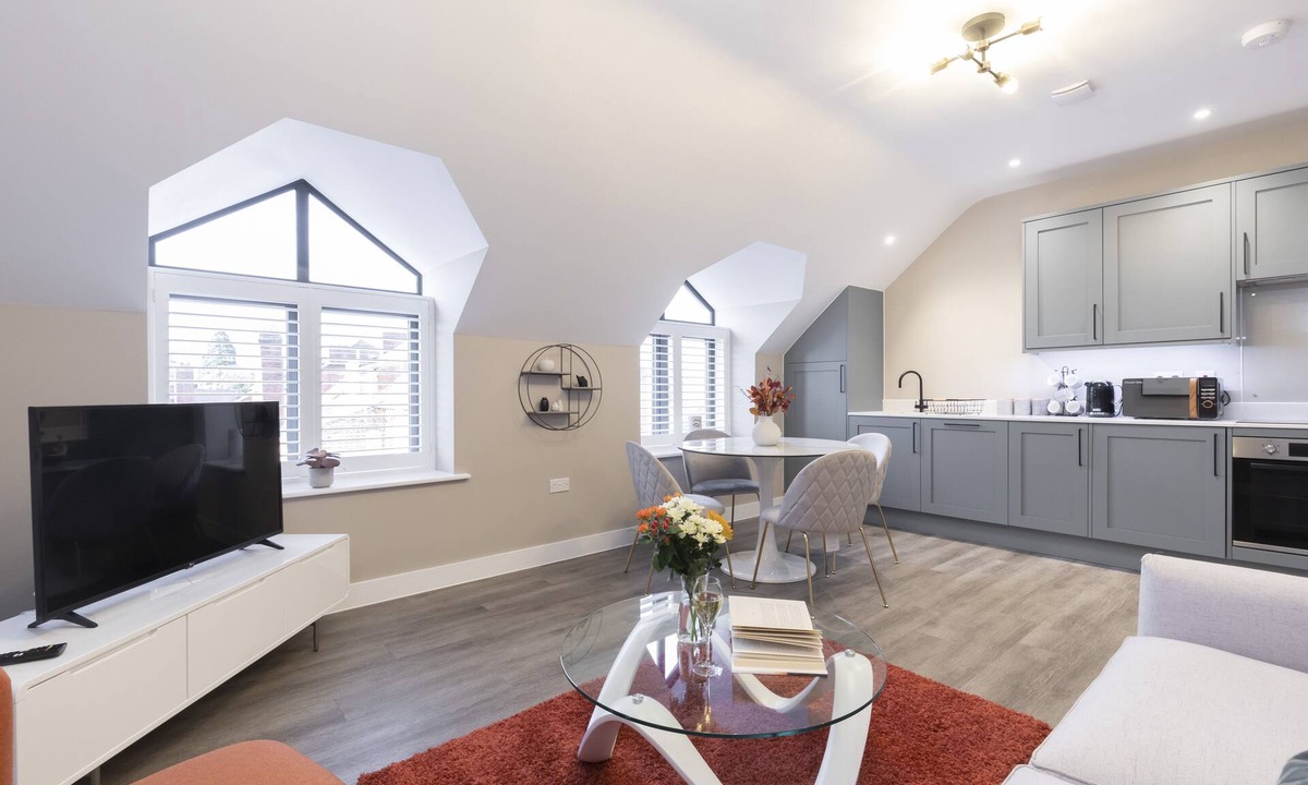 Gloucester Apartment | Elliot Oliver - Stylish Loft Style 2 Bedroom Apartment With Parking