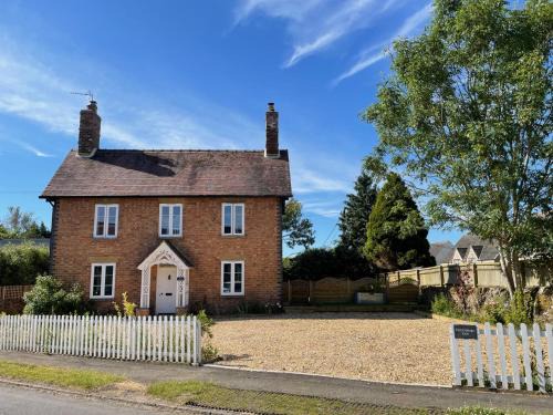 Alvescot House | Elm Cottage