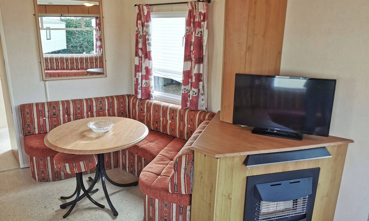 Aberystwyth House | Excellent Value for money Bronze range, with one double bedroom and one twin.