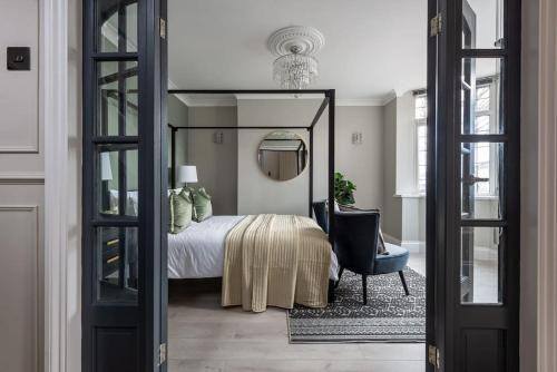 Olton House | Exclusive Premium Large Solihull House - The Chapters - NEC Sleeps 9