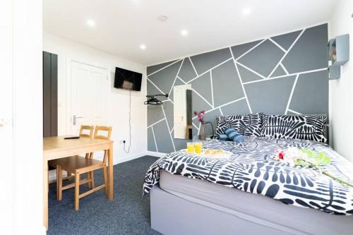 Moseley Apartment | Exclusive Studio Retreat